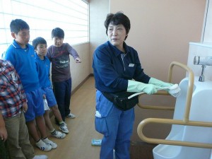 トイレ 高学年はトイレの掃除の仕方も教わりました。\\