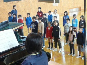 合唱練習\\ みんな真剣な表情で歌っています。\\