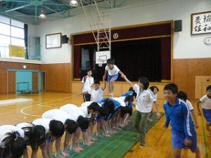 組体操の背中渡り。みんなで協力が大切です。\\\\\\