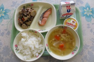 11月12日 鮭の甘塩焼きと筑前煮、さつま汁、県民の日デザート\