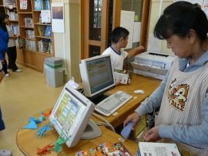 P1180909 今日の図書室は本の貸し借りが多くにぎやかでした。\