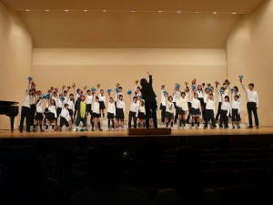 P1190025 元気な歌声が響きわたりました。\