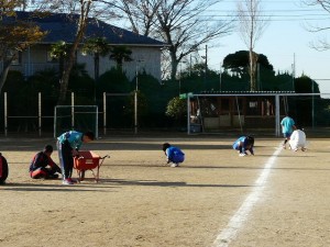 P1190122 グラウンドの石拾い作業