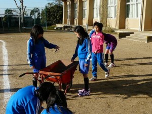P1190157 朝の奉仕活動 石拾い\\
