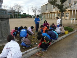 P1190401 花壇の草抜き作業