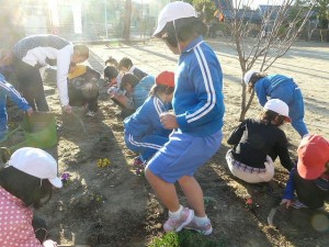 P1190408 朝の奉仕活動 2・3年生 5年生\