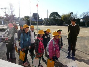 P1190416 校外学習 5年生 水戸NHK放送局へ出発です。\