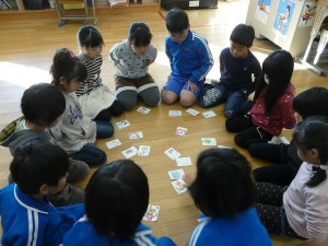 P1190420 1・2年生 生活科 かるた取り\