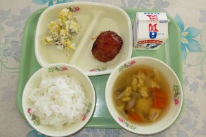 1月21日 ハンバーグとさつまポテトサラダ、たまごスープ\