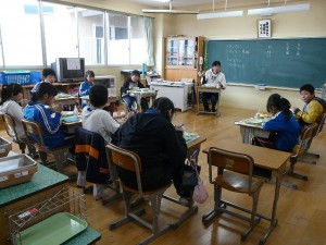 P1190572 みんなで食べる給食は,おいしいですね