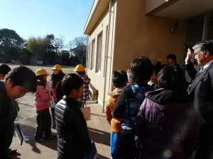 P1190606 校外学習へ出発(3・4年生) まななす公園へ