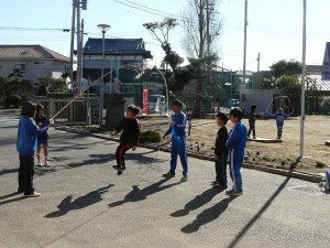 P1190726 朝から縄跳びの練習をしています。\