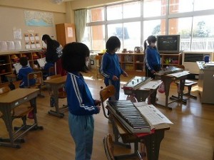 P1190788 げんきな2・3年生 合奏の練習です。\