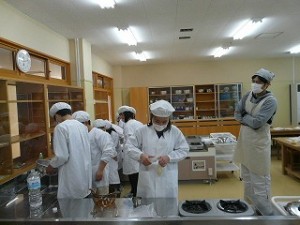 P1190792 元気な5年生 調理実習です!\