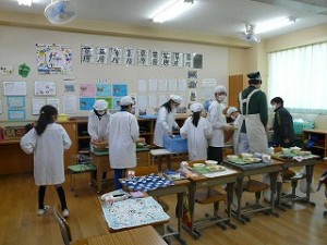 P1190810 げんきな5年生 みんなでおいしい給食です。\