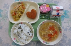 2月17日 わかめごはんとハートコロッケ、ピーナツあえ、卵スープ、チョコプリン
