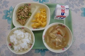2月18日 三色(卵、枝豆、とりそぼろ)ご飯とさつま汁\