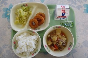 2月19日 イカリングとキャベツとたくあんのあえもの、肉じゃが\