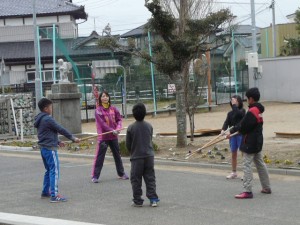 6年朝の剣道の素振り。気合いが入っています。\