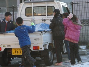 P1190825 雪集め