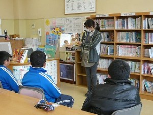 P1190884 藤井先生の読み聞かせ(学校図書館職員)\