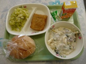 P1190953 今日の給食 フィッシュバーガー