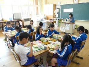 P1190990 みんなと一緒に食べる給食はおいしいですね