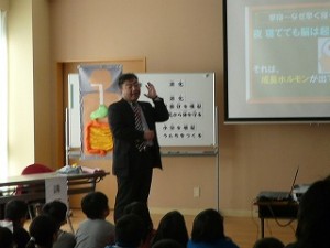 P1200081 ヤクルト出前授業(健康:うんちの話)\