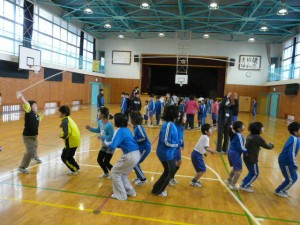 昼の長縄練習\ 昼の長縄練習。どのチームもチームワーク抜群です。\