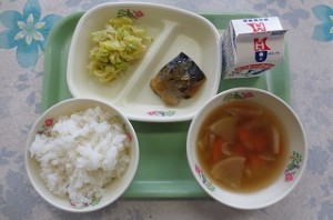 3月5日 鯖の味噌煮とキャベツとたくあんのあえもの、すいとん汁\