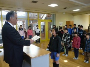 P1200230 全校朝会の様子(表彰)\