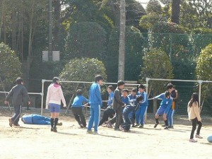 P1200237 業間は元気に外で遊んでいました。\