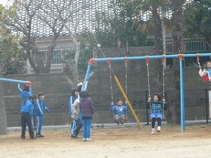 P1200322 毎日 遊具で楽しく遊んでいます。\