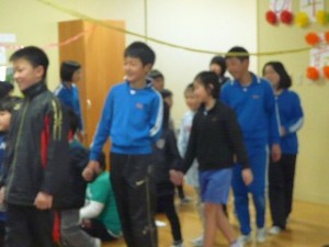 P1200342 低学年の皆さんと入場