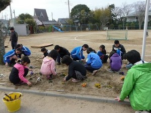 P1200372 花壇の草抜き作業