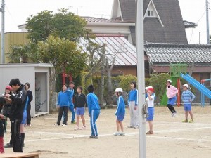 P1200402 強風の中 元気に外で遊んでいました。\