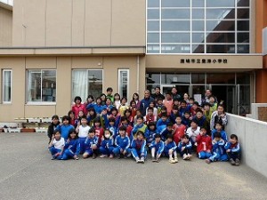P1200424 全校児童で思い出の一枚\
