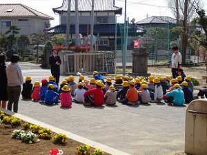 DSC00405 外に出る前に校長先生のお話を聞きました。\