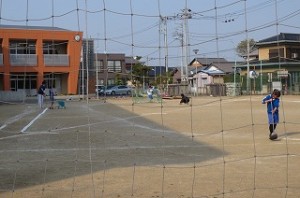 IMG_0920 ⒍校時「委員会」がありました。体育委員会がトラックを作成しています。\\\\