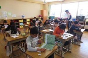 IMG_0929 今年から始まる「言葉の時間」。今日は,読書と読書カード整理ですが,これから先生方の工夫と子ども達の取り組みで言語力を楽しく高める時間になっていきます。\\