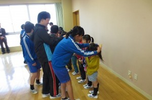 IMG_0950 6年生が,英語の授業で使う手作りプレートをプレゼントしているところです。\\