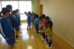 IMG_0951 1年生は,心のこもったプレゼントをもらい,嬉しそうな顔がとても可愛かったです。\\