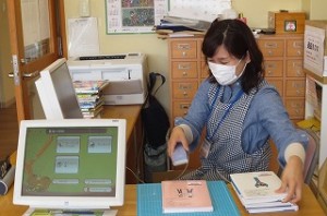 IMG_0957 学校図書館司書の藤井先生です。学級文庫の整理をしています。\