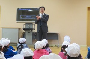 IMG_1027 校長先生から,「今日の避難訓練は誰も一言もしゃべらず真剣に行ったのですばらしかったです。」と褒められました。また,「東関東大震災の時,全校生徒が助かった学校は,日頃からも真剣に訓練を行っていた。」とお話がありました。\