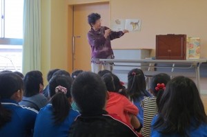 IMG_1032 読み聞かせの古賀さんです。今年もお世話になります。今日は,1~3年生に絵本「しいさなネコ」と紙芝居を読んで下さいました。\
