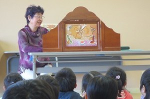 IMG_1035 紙芝居「あんもちみっつ」を見ました。古賀さんの語りがとても上手で,子ども達も教師もお話にいつの間にか入り込んでいました。\