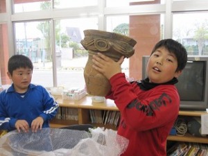 IMG_1994 カップじゃありません!6000年前の縄文人が作った土器を実際に触れることができて幸せです。どきどきセンターさんに感謝です!!!\\\