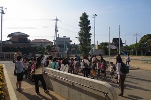 IMG_1115 ジャスト7時。全児童が集まりました。もうすぐ出発です。ポプラと朝日が「いってらっしゃい」と見送ってくれました。・・・「行ってきます!!!」\\\\\