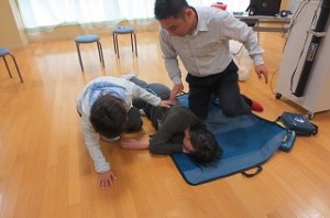 IMG_1131 倒れても呼吸があり,意識がある人の場合,救急車が来るまでの気道を確保する体位のとらせ方も教わりました。田辺さんとてもためになりました。ありがとうございました。\
