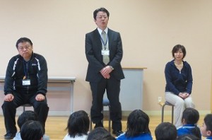 IMG_1137 26年4月に豊津小へ来た先生へのインタビューです。面白い質問が運営委員会の子ども達によって考えられ,楽しい一時となりました。\